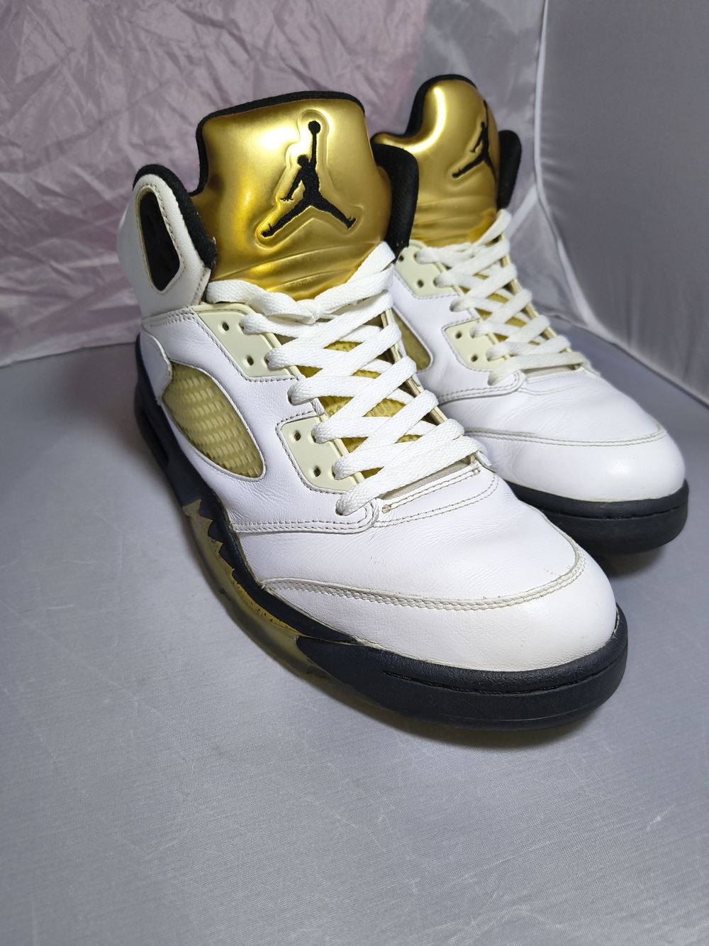 Jordan Men's White and Gold Retro Athletic Shoes